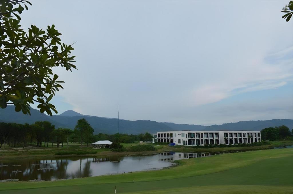 Royal Hills Golf Resort & Spa Nakhon Nayok Exterior photo